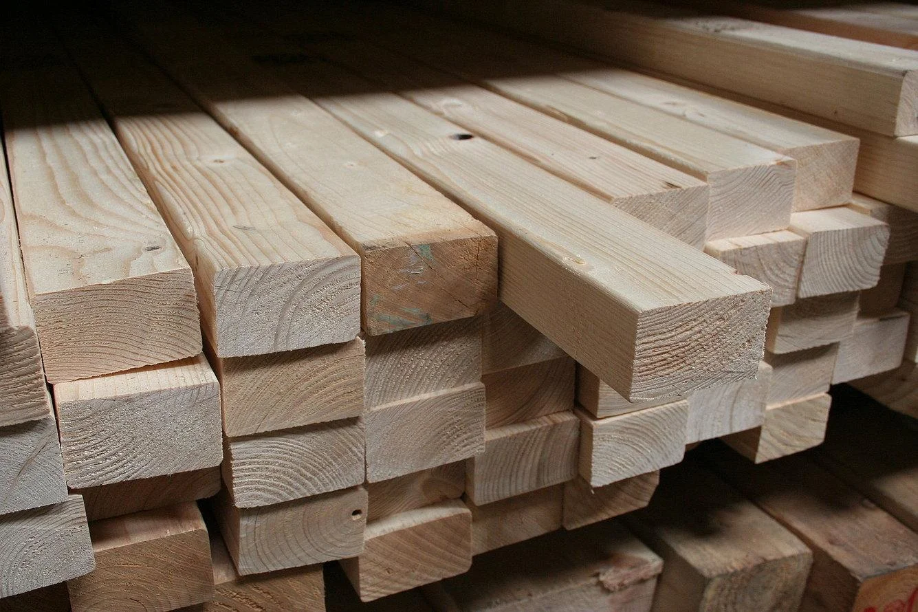 Madera aserrada para construcción